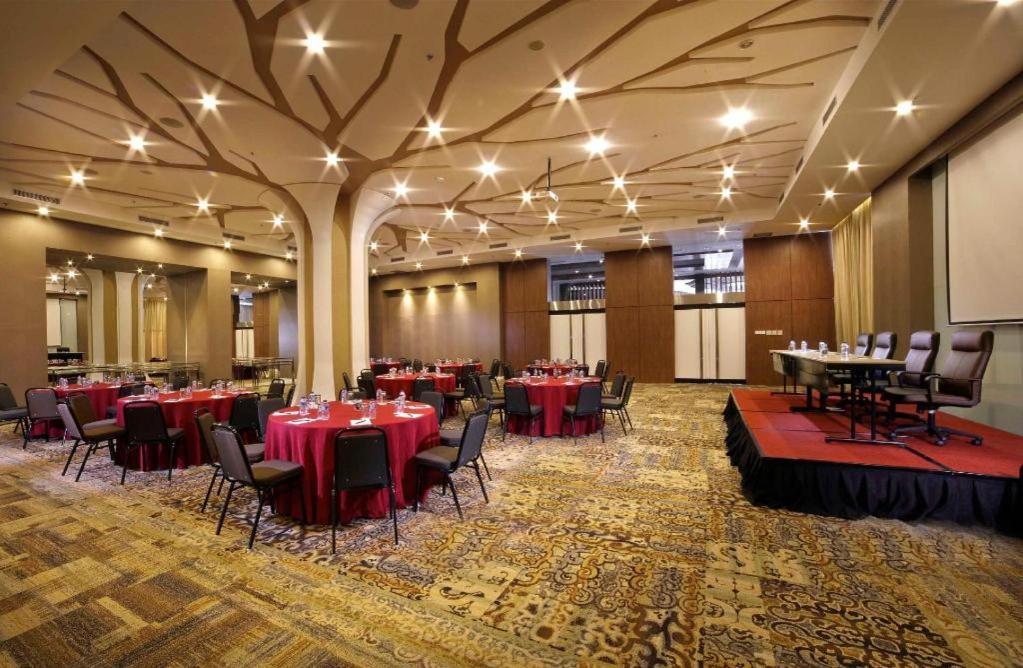Brits Hotel Karawang Exterior foto