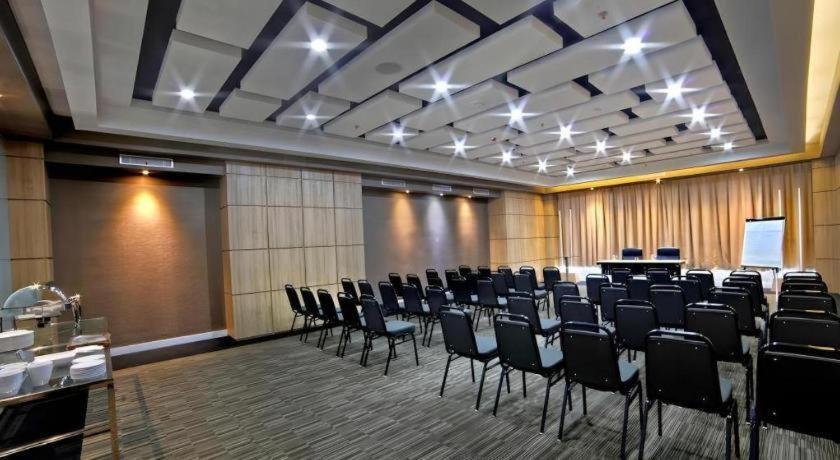 Brits Hotel Karawang Exterior foto