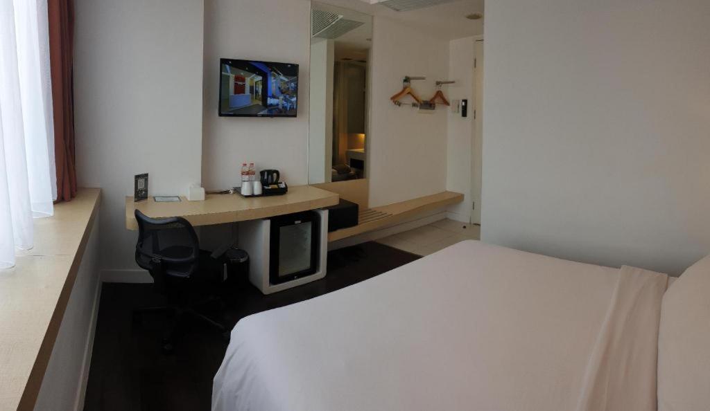 Brits Hotel Karawang Exterior foto
