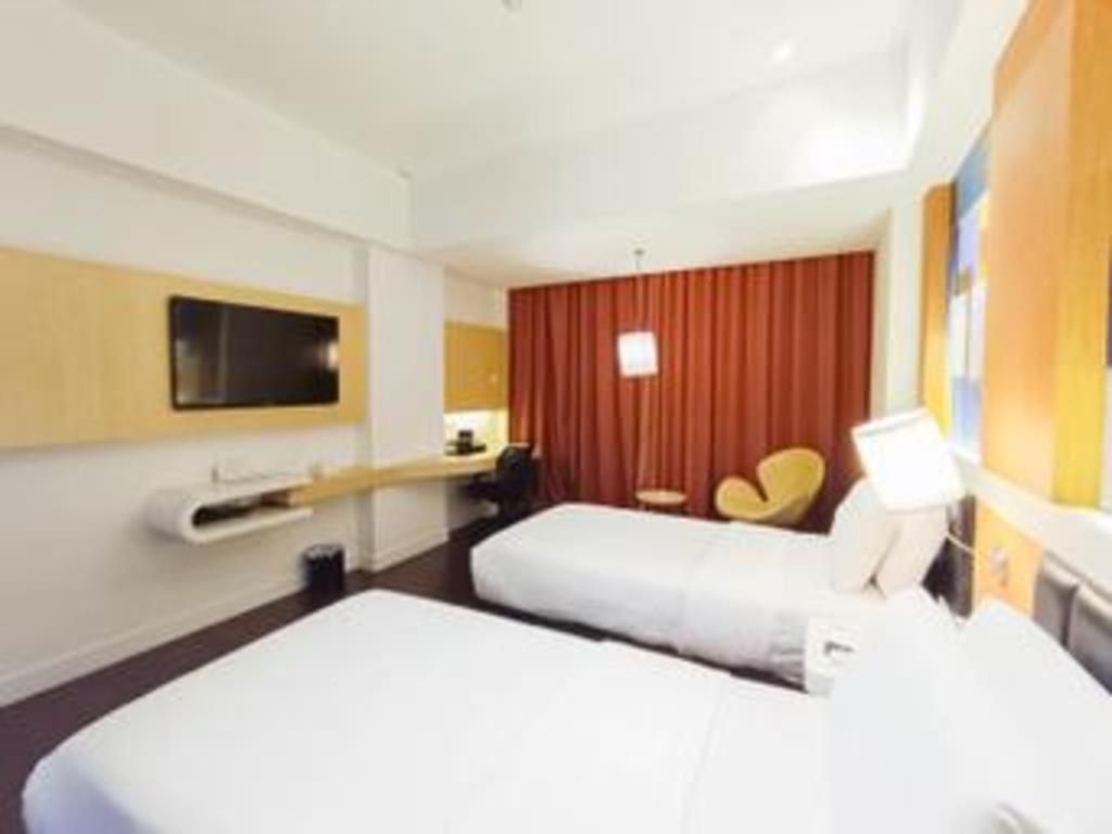 Brits Hotel Karawang Exterior foto