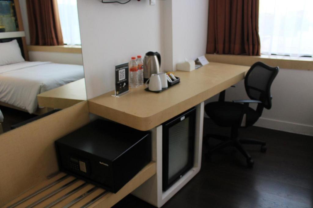 Brits Hotel Karawang Exterior foto
