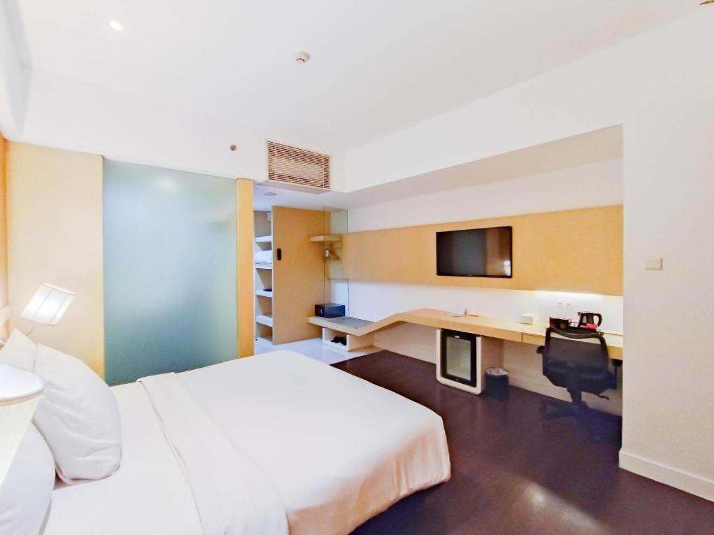 Brits Hotel Karawang Exterior foto