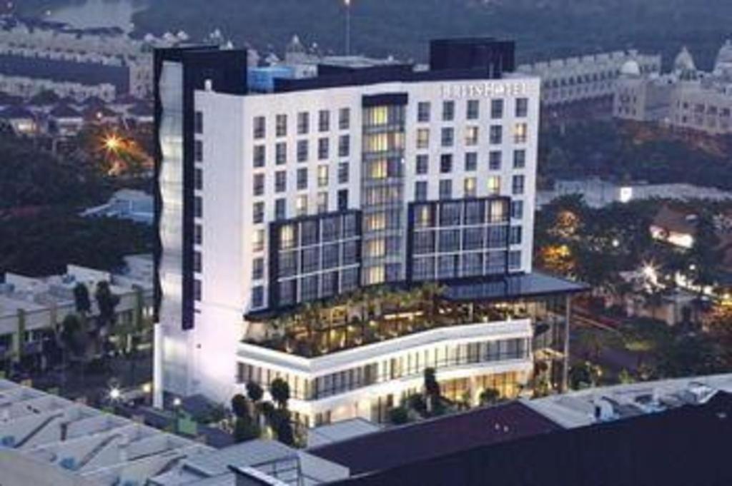 Brits Hotel Karawang Exterior foto