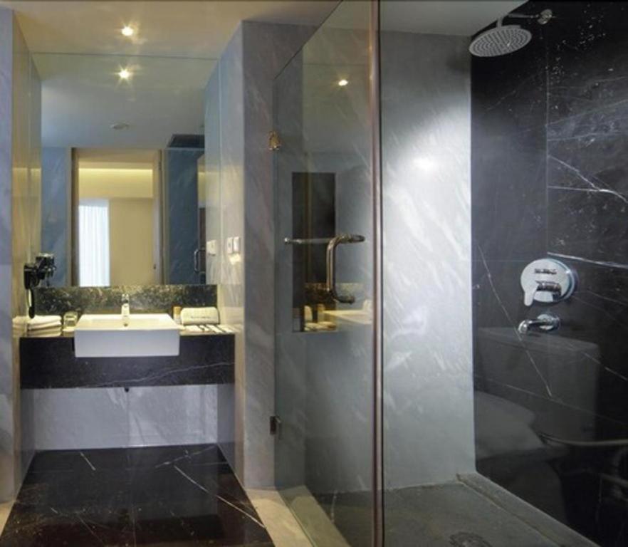 Brits Hotel Karawang Exterior foto