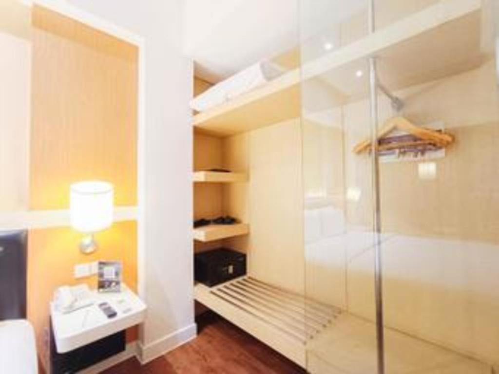 Brits Hotel Karawang Exterior foto