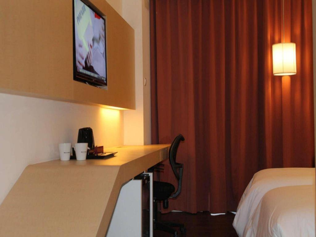 Brits Hotel Karawang Exterior foto