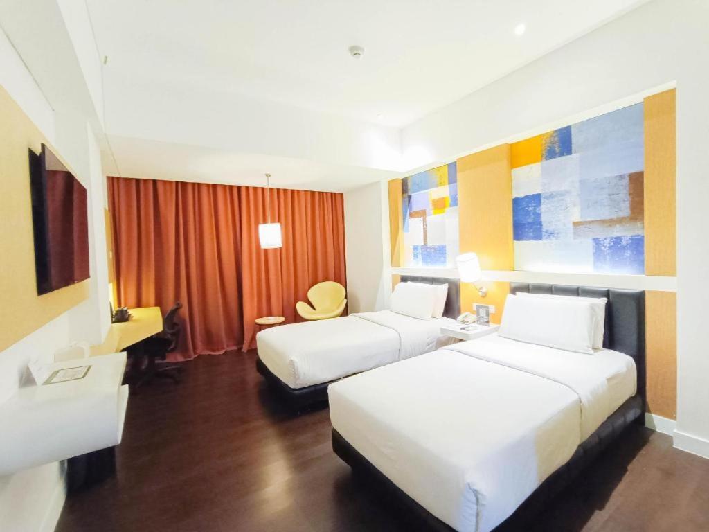 Brits Hotel Karawang Exterior foto