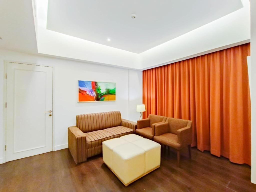 Brits Hotel Karawang Exterior foto