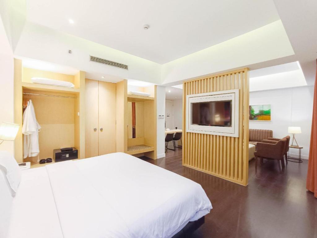 Brits Hotel Karawang Exterior foto