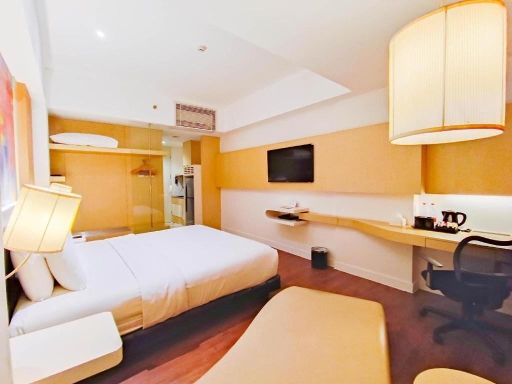 Brits Hotel Karawang Exterior foto